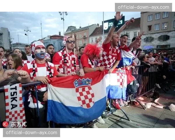 特写:大雨中的穆雷菲尔德,苏格兰球迷高唱《Flower of Scotland》为球队助威 特写:大雨中的穆雷菲尔德,苏格兰球迷高唱《Flower of Scotland》为球队助威